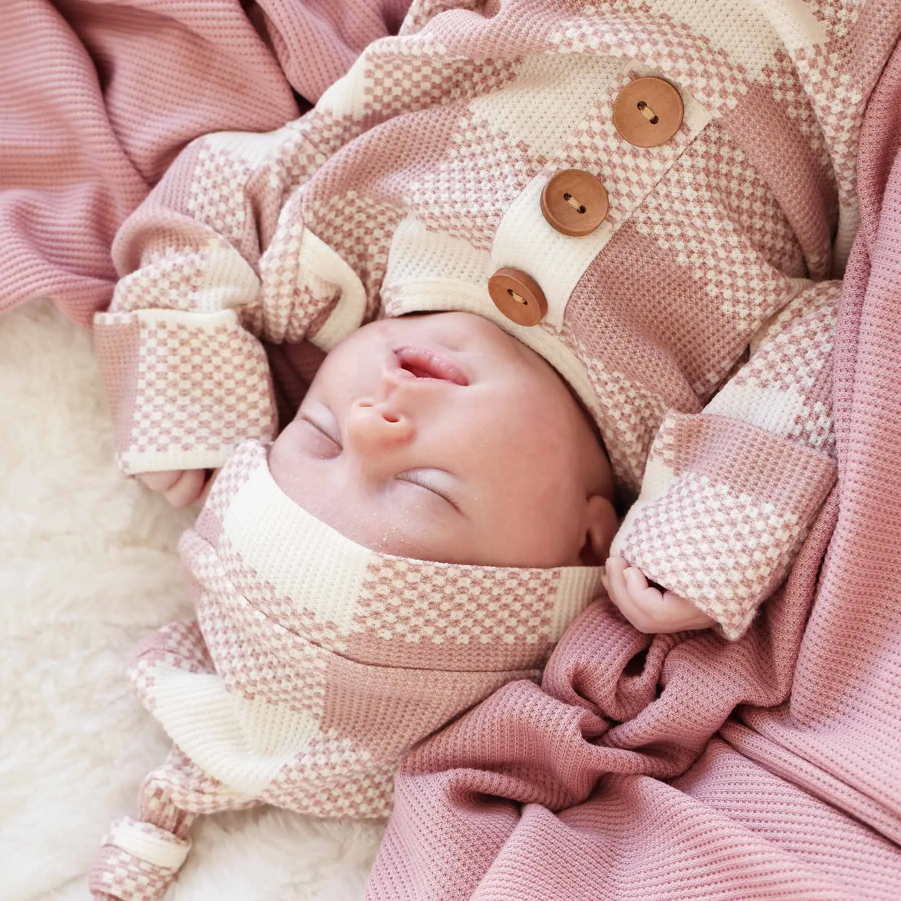 Big Check Waffle Bamboo Newborn Baby Knot Gown & Hat Set | Rosy