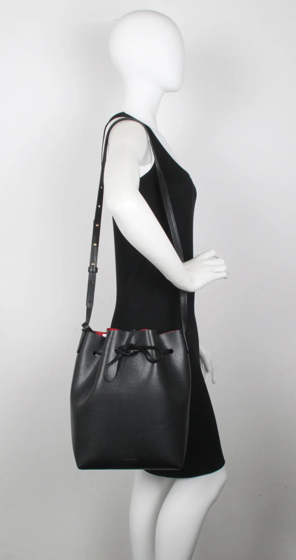 Bucket Bag Saffiano, Black/Flamma